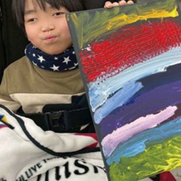 自分の作品を見せてくれる男の子