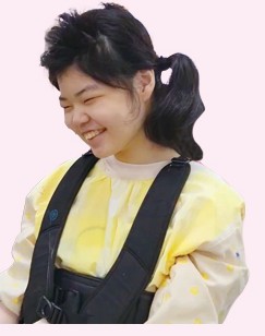 笑顔を見せる車いすの生徒さん